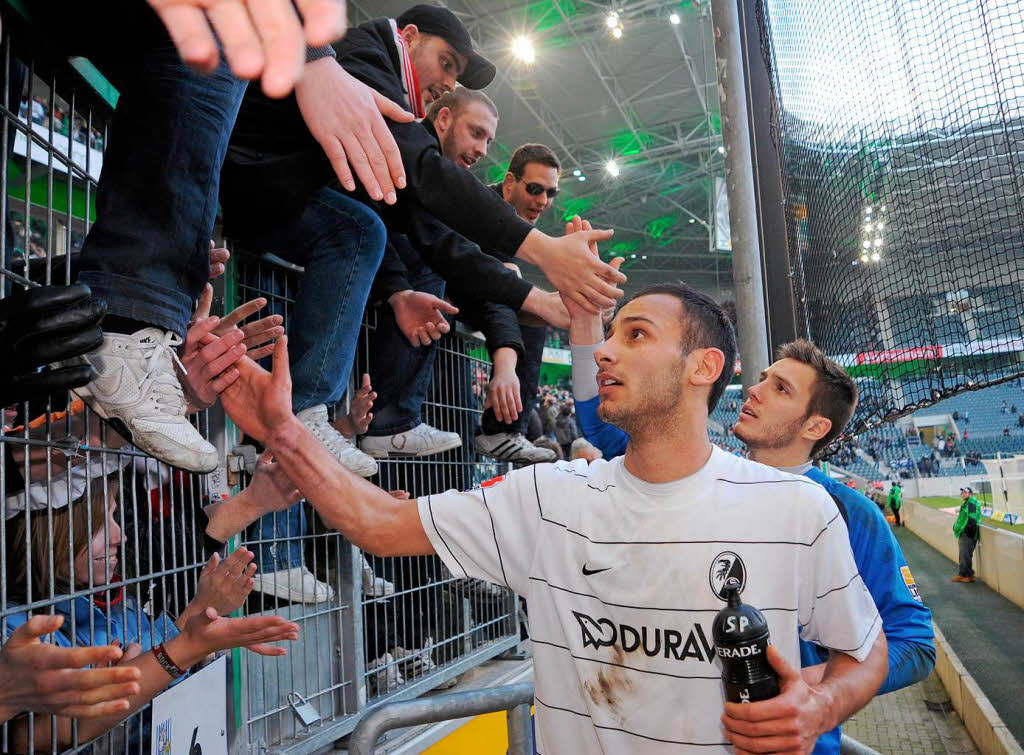 Dank an die Fans: Die SC-Spieler mer Toprak und Simon Pouplin.