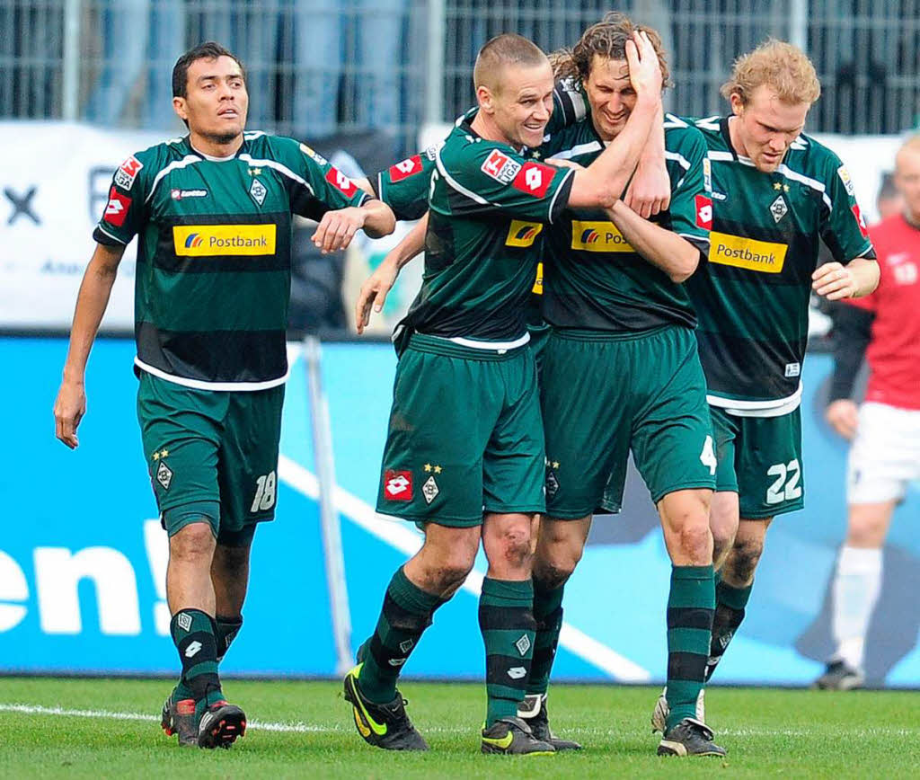 Gratulation fr den Torschtzen: Roel Brouwers im Gleichschritt mit grnen Freunden.