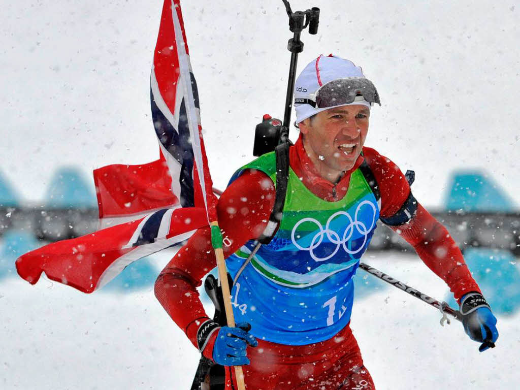 Zeigt Flagge: Ole Einar Bjoerndalen auf der Zielgeraden der 4 mal 7,5-Kilometer-Staffel.