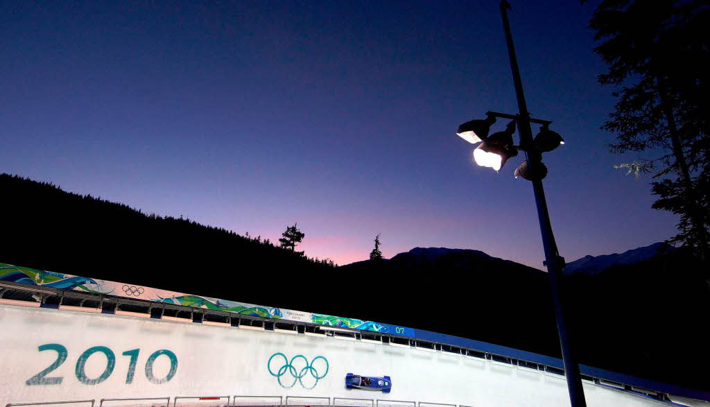 Mahnung an Sotschi: Whrend noch Bob Grobritannien 1 den Eiskanal herunterrast, macht sich das IOC bereits Gedanken ber die zukunft des Bobsports.