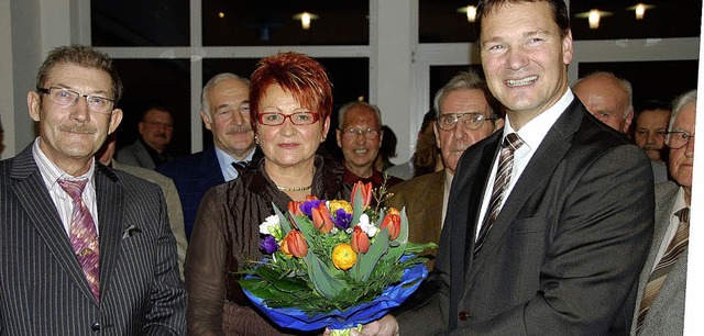 Brgermeister Deutschmann (rechts) ver...n Frau   Ursula  mit Frhlingsblumen.   | Foto: Sigrid Umiger
