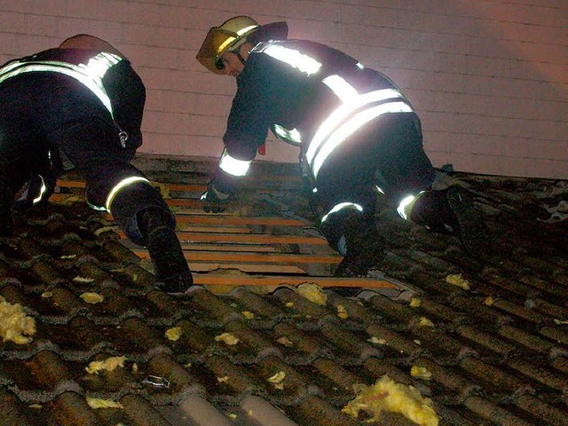 Die Dmmung des Daches musste von den Feuerwehrleuten entfernt werden.  | Foto: Konrad benitz