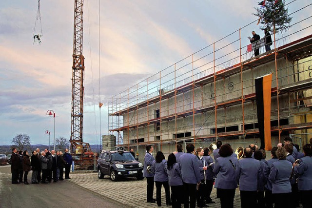 Richtfest wurde am Freitagabend am Rheinhausener Brgerhaus gefeiert.   | Foto: Ilona Hge