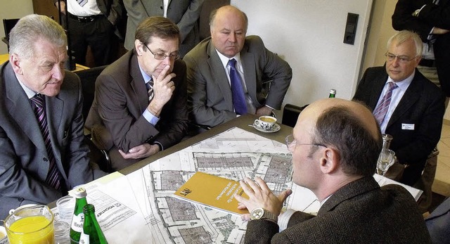 Bauunternehmer Christof Burger (vorn) ...cherrer, Dieter Ehret und Paul Baier.   | Foto:  Heinz Siebold