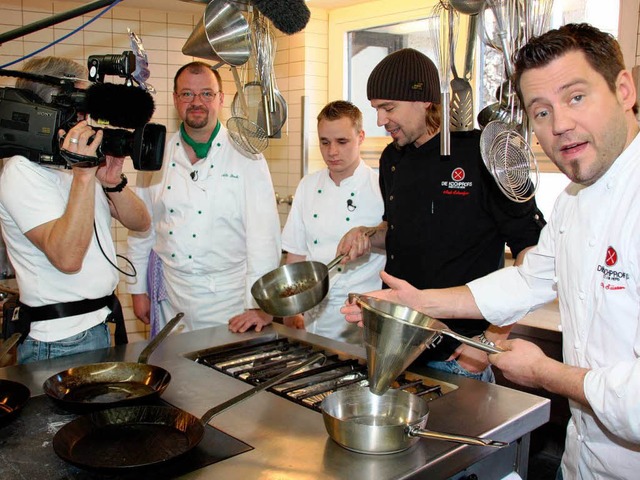 Lieen sich von den Kochprofis Mike S...z (links) und Jungkoch Enrico Hellwig.  | Foto: Christine Aniol
