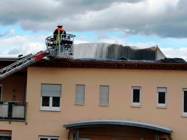 Die Denzlinger Feuerwehr bei ihrem Ein... der Sturm ein Dach abgerissen hatte.   | Foto: Karlheinz Schiedel