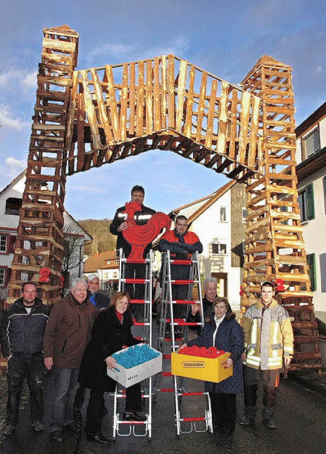 Schwibbogenbau in der Kirchstrae in W...r  Bernd Oertlin (zweiter von links).   | Foto: Heinz Vollmar