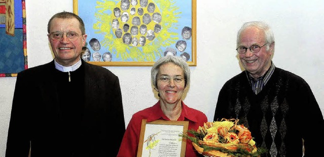 Pfarrer Konrad Brenzinger (links) und ...50 Jahre   Mitgliedschaft im Chor aus.  | Foto: W. Knstle