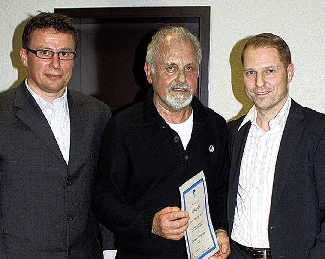 Walter Mhl (Mitte) wurde fr 40 Jahre Mitgliedschaft im VfR Umkirch geehrt.   | Foto: Christa Rinklin