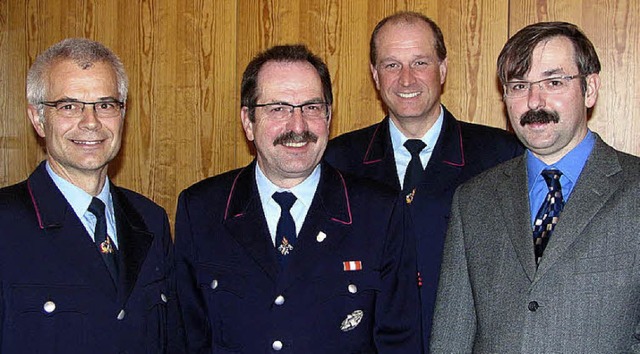 Wittlingens Feuerwehrkommandant Peter ...leitete  Brgermeister Michael Herr.    | Foto: Bode