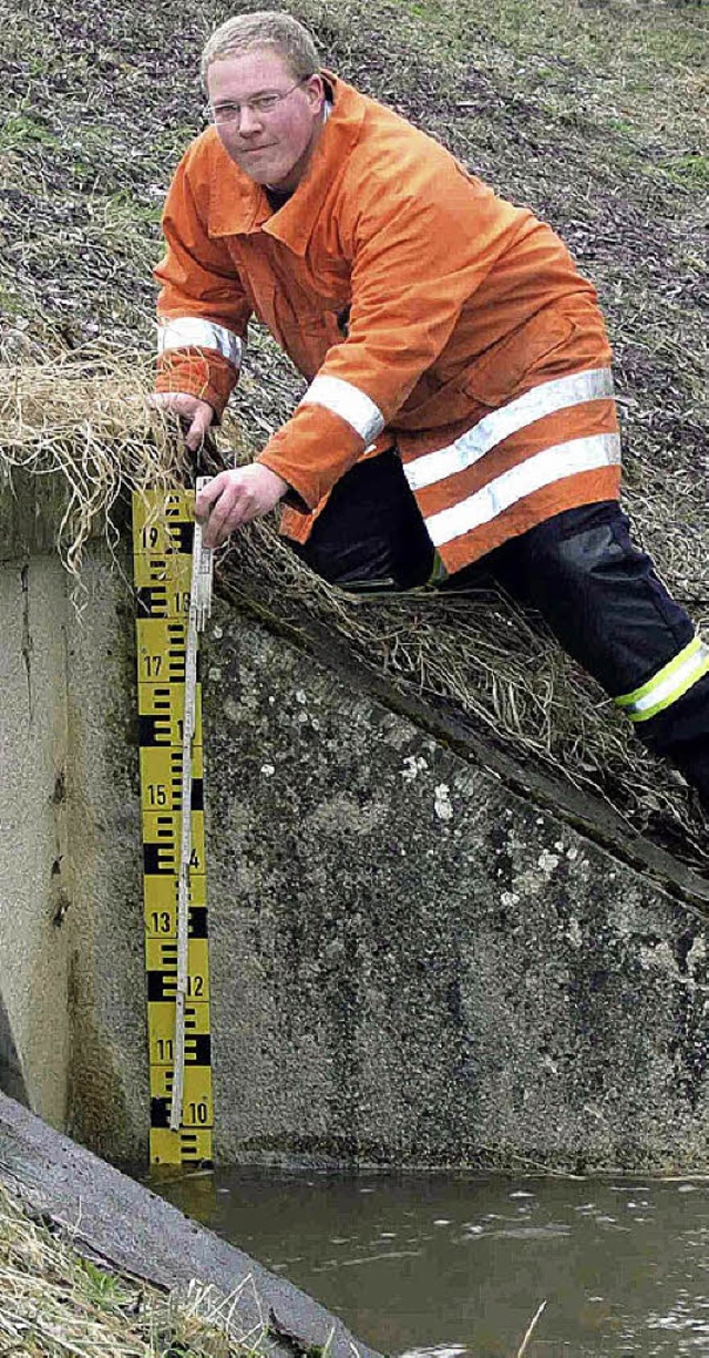 Kritisch wird&#8217;s beim Entenbach a... Feuerwehrmann Rene Kraft hier zeigt.   | Foto: LIMBERGER