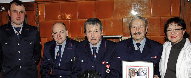 Der Abteilungskommandant der Feuerwehr...g zum Ehrenmitglied (von links).        | Foto: Hans-Walter Mark