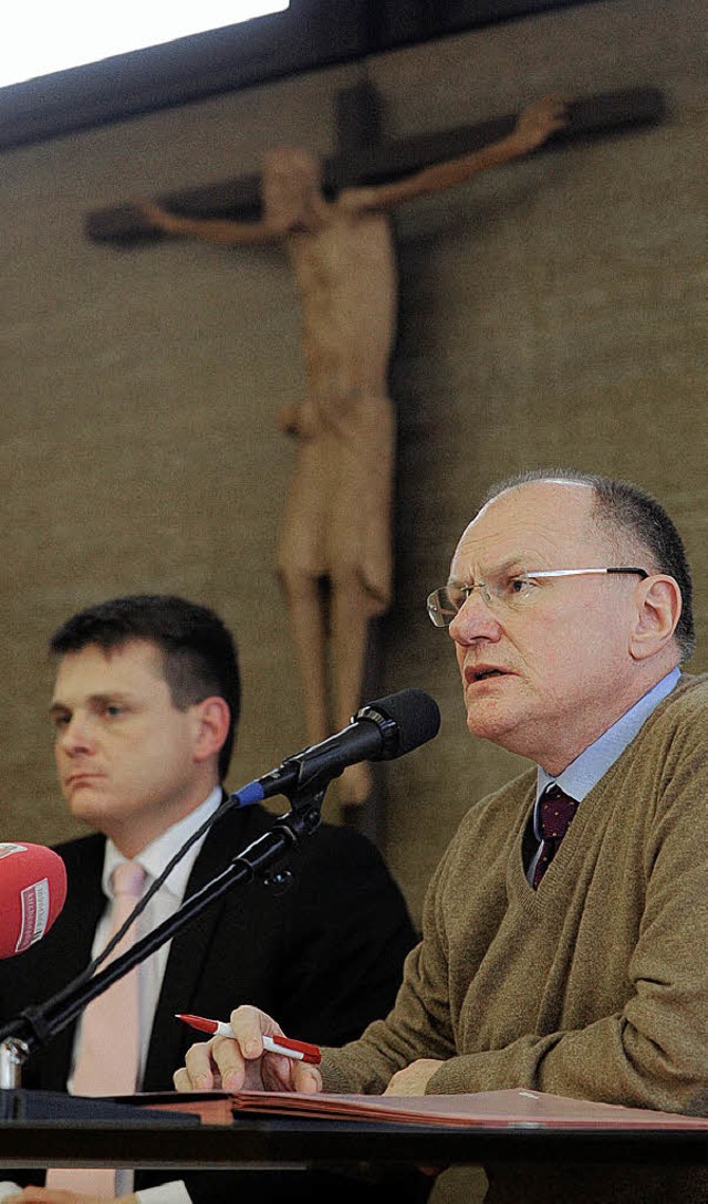 Monsignore Siegfried Kneil (rechts) u...rd Keller, der Sprecher der Erzdizese  | Foto: dpa