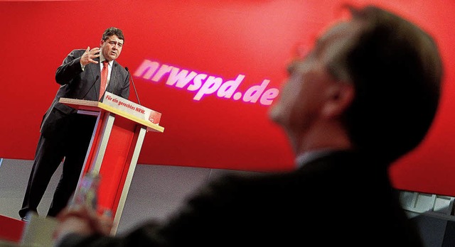 &#8222;Merkel ist die Geschftsfhreri... Vorgnger Franz Mntefering hrt zu.   | Foto: dpa