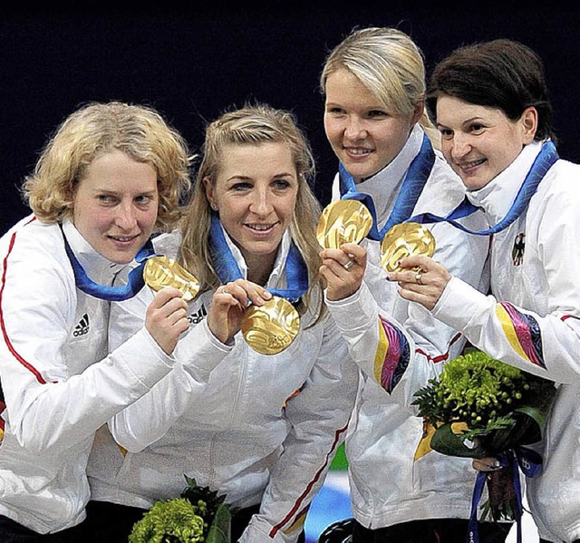Zeigt her die Goldmedaille:  das deuts...nie Beckert und Daniela Anschtz-Thoms  | Foto: ddp