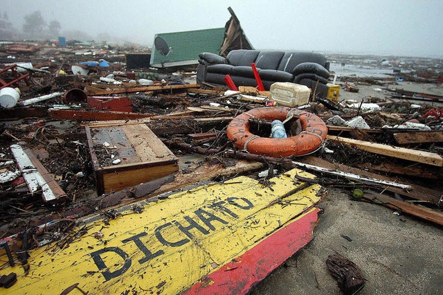 Von der Flutwelle niedergewalzt:  der zerstrte chilenische Badeort Dichato  | Foto: DPA