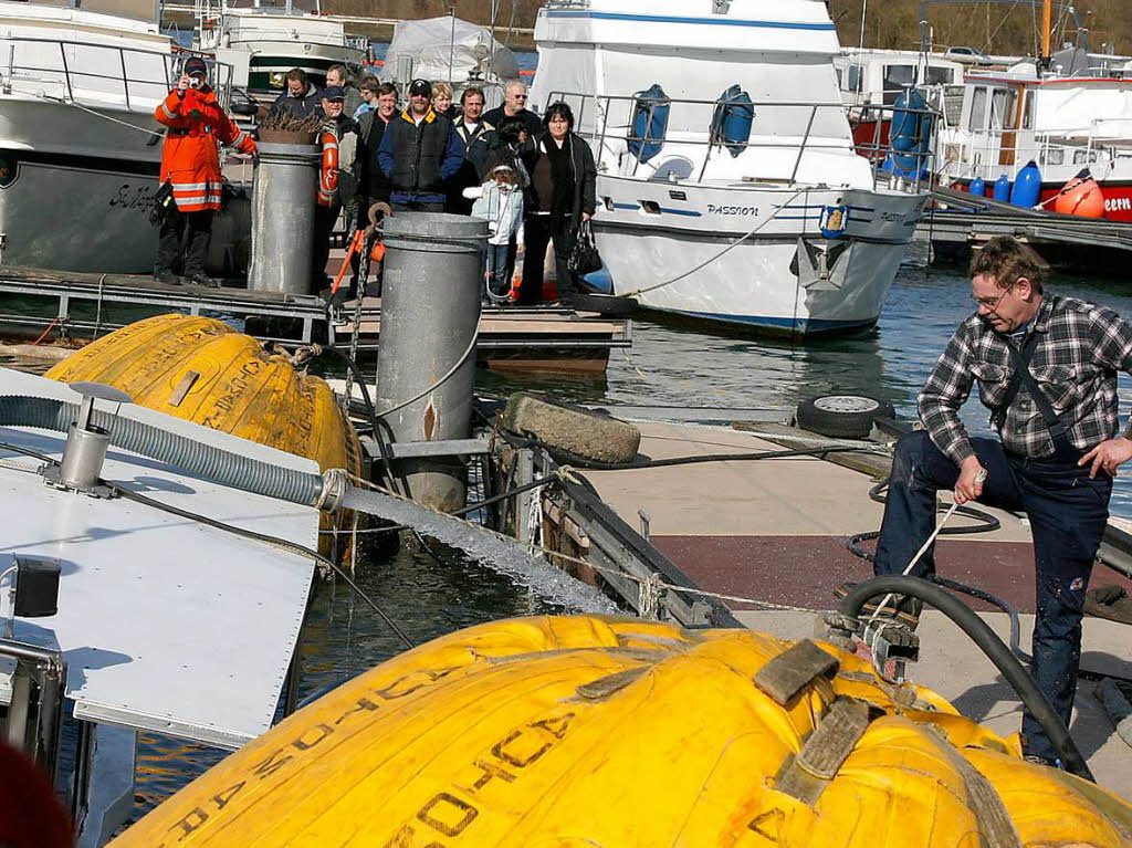 Die Bergung der gesunkenen Yacht in Schwanau-Nonnenweier