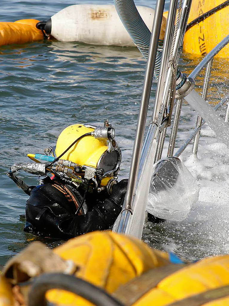 Die Bergung der gesunkenen Yacht in Schwanau-Nonnenweier