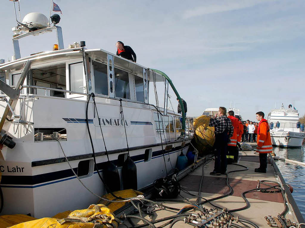 Die Bergung der gesunkenen Yacht in Schwanau-Nonnenweier