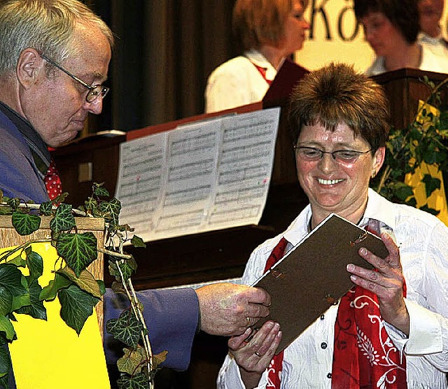 Joachim Linde ehrt Beatrix Jenne fr 2... im Namen des Badischen Sngerbundes.   | Foto: Privat