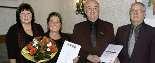 Joachim Linde (rechts) und Brigitte Ad...r 25 Jahre Singen im gemischten Chor.  | Foto: Alfred Peter