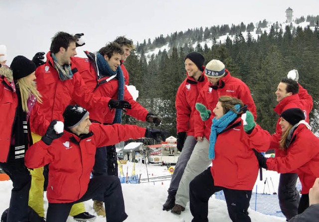 Gespielte Schneeballschlacht: ARD-Seri...h am Feldberg fr ihre Fans in Szene.   | Foto: Inken Kramer