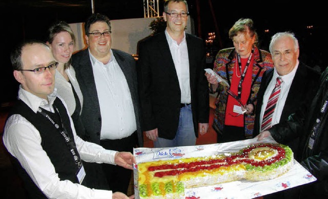 Zum Dessert gab es den  symbolischen F...eniorchefs Renate und Gerhard Merkle.   | Foto: schneberg