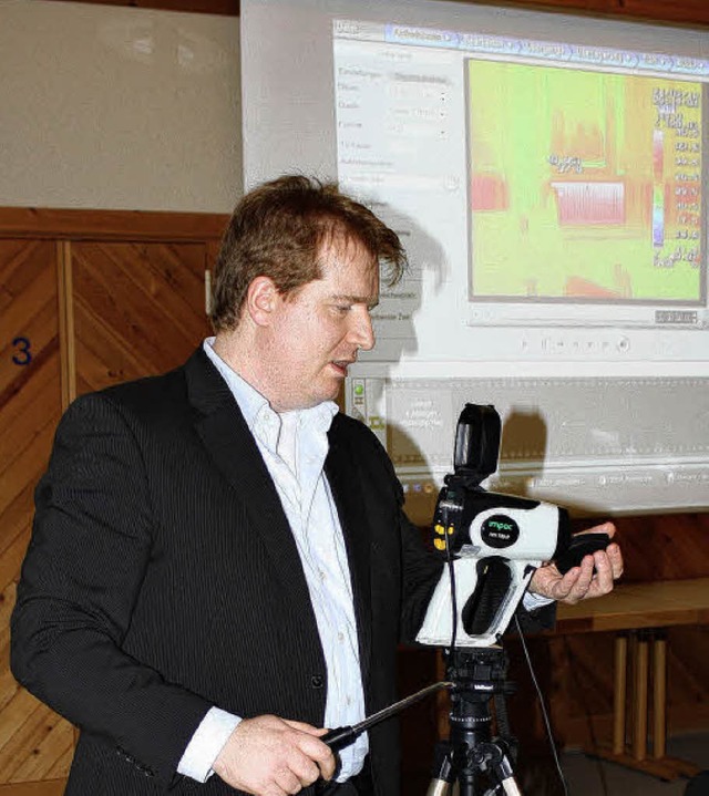 Erik Mhrle fhrte am Informationsaben...edmmung eine Thermografiekamera vor.   | Foto: barbara schmidt