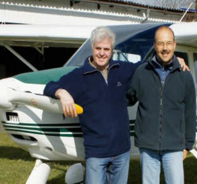 Vito Ciraldo mit Fluglehrer Johannes Kammerer (rechts)  | Foto: Privat