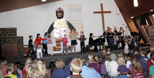 Keine Angst vor Pappkameraden: Zusamme...r sogar einen Goliath zu Fall bringen.  | Foto: gabi fssler