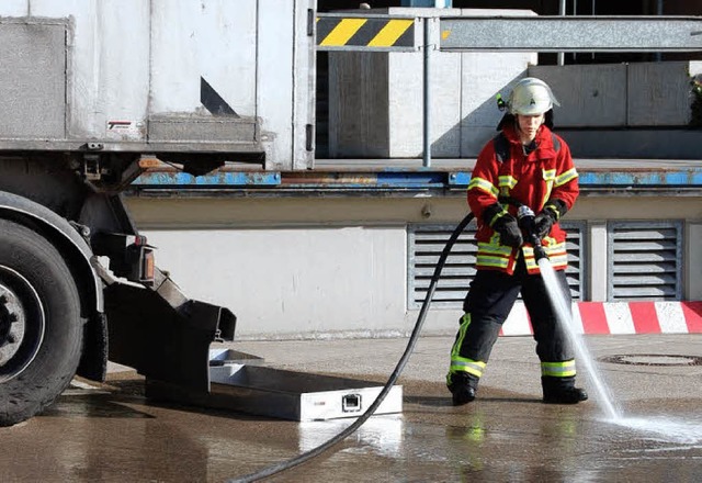 In einer Wanne fing die Wehr die austr...Asphalt gelangt war, wurde verdnnt.    | Foto: Frey