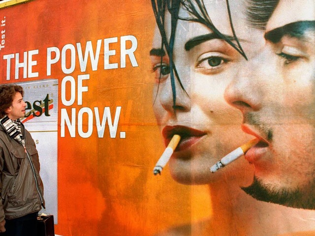 Jugendliche kommen um Zigarettenwerbung nicht herum.   | Foto: dpa