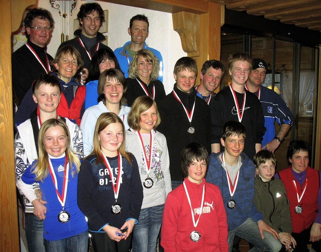 Die Medaillen-Gewinner beim Zinkenstaffellauf in Waldau.   | Foto: Gaby Beha