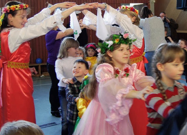 Kinder tanzen beim Frhlingsfest von  Rosinka.  | Foto: Danielle Hirschberger