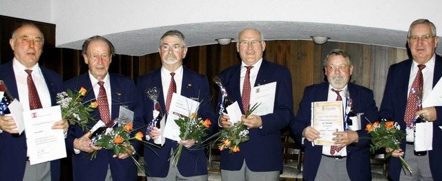 Verdiente Snger wurden geehrt (von li...hre, und Horst Schnfelder, 25 Jahre.   | Foto: privat