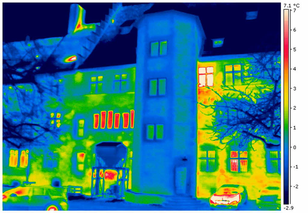 Rot wird es an Fenstern in den Obergeschossen – hier zieht Wrme nach auen.   Die Auenhaut des Rathauses dichte nur bescheiden ab, wie sich an den vielen gelben und grnen Flchen ablesen lsst. An den Stellen der Mauer, an denen sich rot zeigt, vermutet der Thermografie-Experte Heizkrper. Schwachstellen gibt es  auch am Dach. Blau und damit ohne Auenwrme ist nur der Treppenhausturm, der allerdings wohl unbeheizt ist.