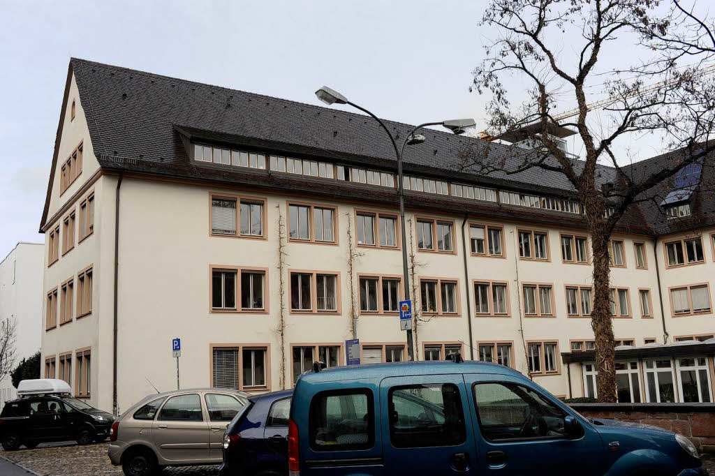 Auch neuere Rathausgebude wie das  an der Turmstrae schwcheln bei der Wrmedmmung. Auf allen Stockwerken wird buchstblich durch die Fenster hinaus geheizt.