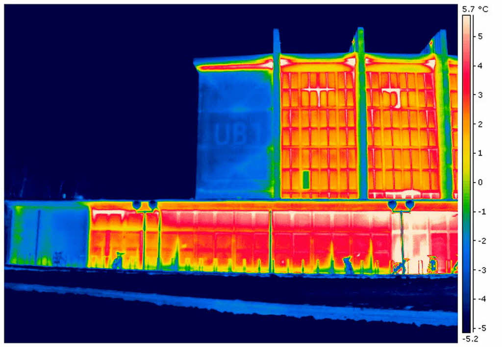 Vor allem an den Glasflchen zeigen sich enorme Wrmeverluste. „Wahrscheinlich ist hier noch die originale Fensterverglasung von 1955 drin“, mutmat Jrg Pohlhaus, als er auf das Ergebnis schaut. Und: Das Gebude habe Risse, die  durch die Mauern hindurch gehen. Auch deshalb  zieht Wrme nach auen.