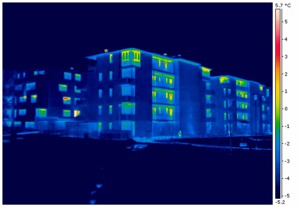 Null Wrmeverlust an den Auenmauern, auch die Fenster halten dicht –  wo es dann doch rot ist,   ist ein Fenster gekippt, sagt unser Experte Jrg Pohlhaus. Klimatechnisch jedenfalls kann dieses Wohnquartier als  vorbildlich angesehen werden.