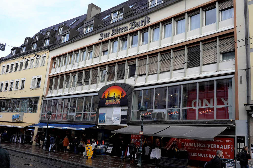 Noch ein Altstadt-Altbauensemble mit Schwachstellen in Sachen Wrmedmmung: der Bursengang an der Bertoldstrae. Vor allem durch die Schaufenster des Ladens im Erdgeschoss strmt massiv Wrme hinaus auf die Bertoldstrae.