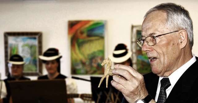 Ein Holzpferdchen, 1987 geschnitzt im ...nz Gluitz erinnert sich dankbar daran.  | Foto: Bernhard Wrzburger