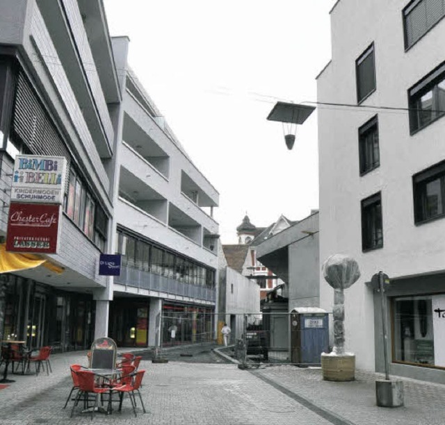 Der Neubau Chesterplatz  4 flankiert d...e Seite des Durchgangs zum Hebelpark.   | Foto: Barbara Ruda