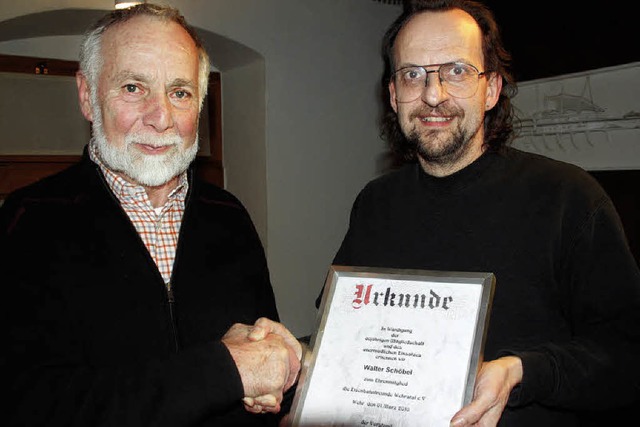 Johann Heimlich (rechts) ernannte Walt...um Ehrenmitglied der Eisenbahnfreunde.  | Foto: jrn kerckhoff