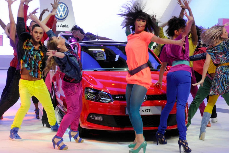 It’s showtime: Bunt und schrill präsentieren die Tänzerinnen den neuen VW Polo GTI. (Foto: dpa) It’s showtime: Bunt und schrill präsentieren die Tänzerinnen den neuen VW Polo GTI. (Foto: dpa)