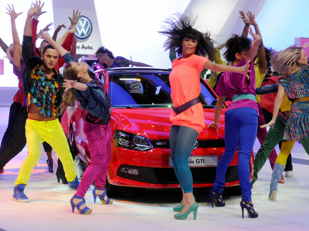 It’s showtime: Bunt und schrill prsentieren die Tnzerinnen den neuen VW Polo GTI.