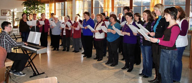 Der Kirchen- und Projektchor bei seine...ere unter der Leitung von Otto Huber.   | Foto: Vitt