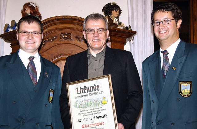 Dietmar Oswald (Mitte) wurde zum Ehren...chtzle (links) und Felix Kaltenbach.   | Foto: Verein