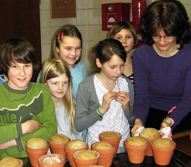 Frisch aus dem Blumentopf: Das selbst gebackene Brot schmeckt noch mal so gut.   | Foto: Anne Freyer