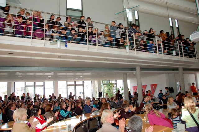 So voll ist der Brgersaal sonst nie! ...eben den Akteuren zahlreiche Besucher.  | Foto: Sylvia-Karina Jahn