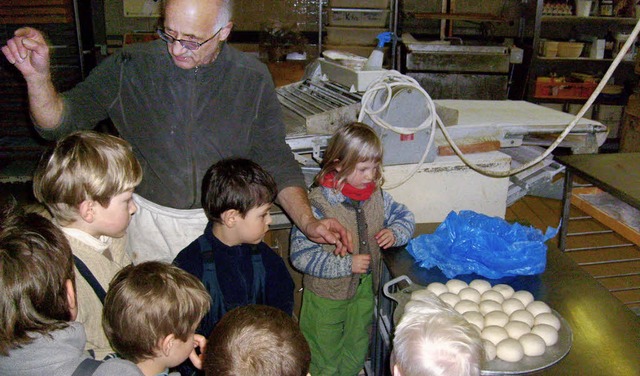 Waldkindergartenkinder besuchten Bckermeister Matthis.   | Foto: privat